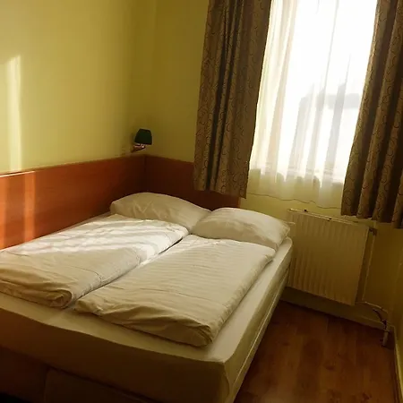 Orange Tulip מלון